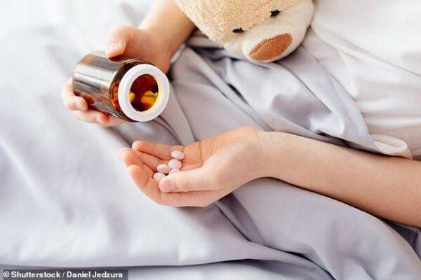 Cho trẻ dùng kháng sinh để điều trị ho và cảm lạnh dễ làm trẻ ốm thêm