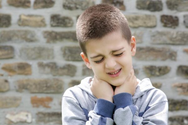 Trẻ bị khó thở và đau lưng sau té ngã, nguy hiểm không?