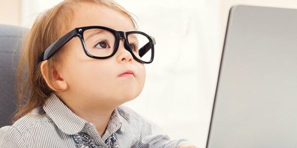 Kính áp tròng đặc biệt giúp trẻ em giảm độ cận thị