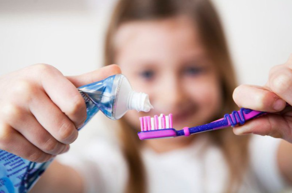 Tác hại khi cho trẻ dùng lẫn kem đánh răng của người lớn