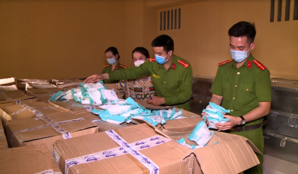 Hà Nội: Thu giữ gần 1 vạn khẩu trang Trung Quốc nhập lậu