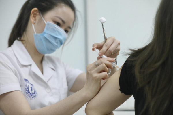 Sau khi tiêm vaccine bị sốt hay không sốt thì tốt hơn?