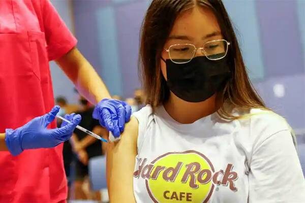 Việt Nam dự kiến cuối tháng 10 sẽ tiêm vaccine phòng COVID-19 cho trẻ em 12-17 tuổi